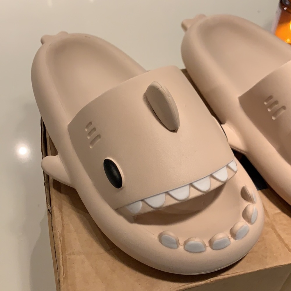 Tan Shark Slides In Size (8.5- 9)!!! - image 4